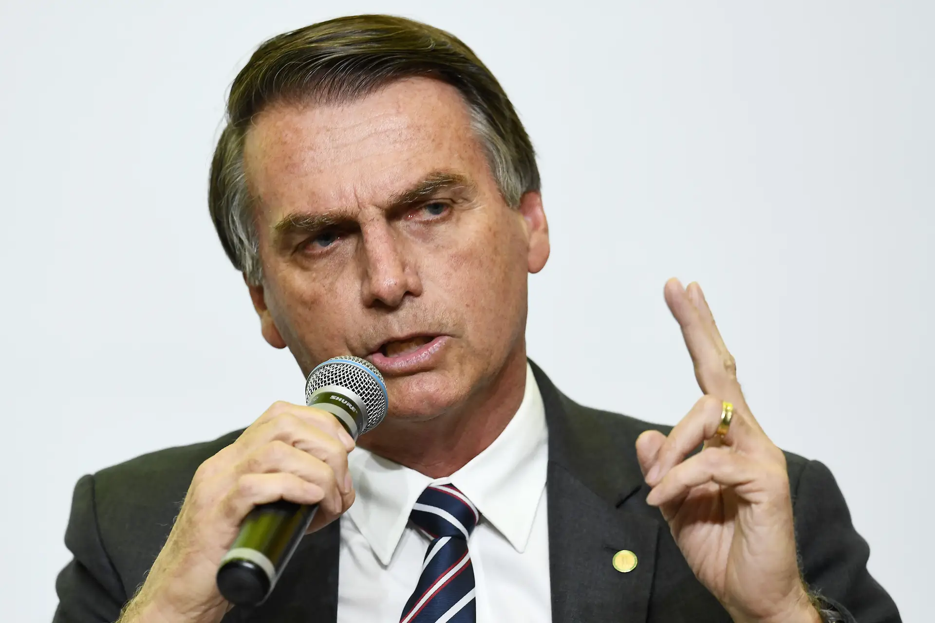 Bolsonaro divulga vídeo obsceno, deputado do PT tenta abrir a porta à destituição