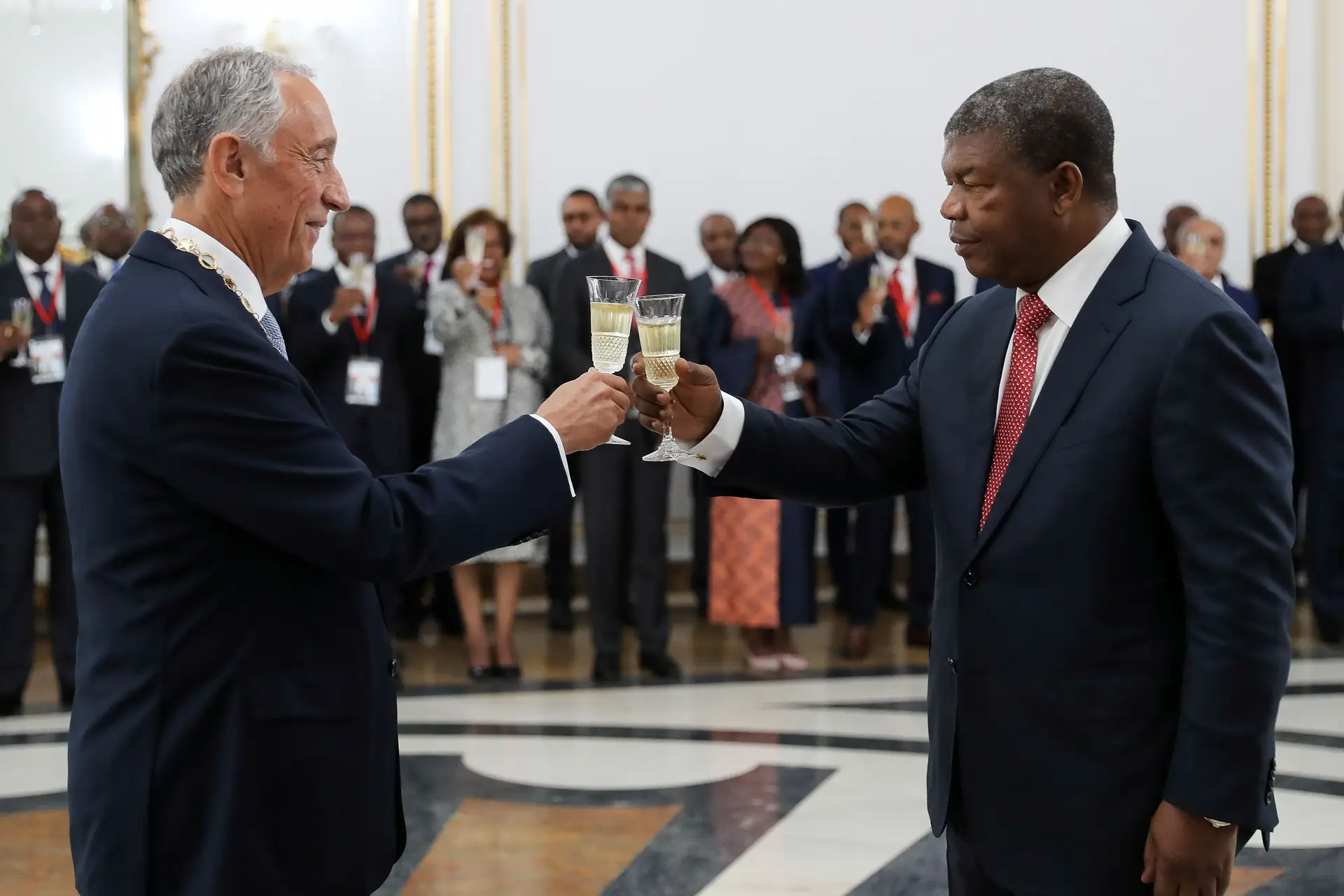 “Condenados a ser irmãos” e uma barrica de Porto para “relações excelentes”: Marcelo em Angola