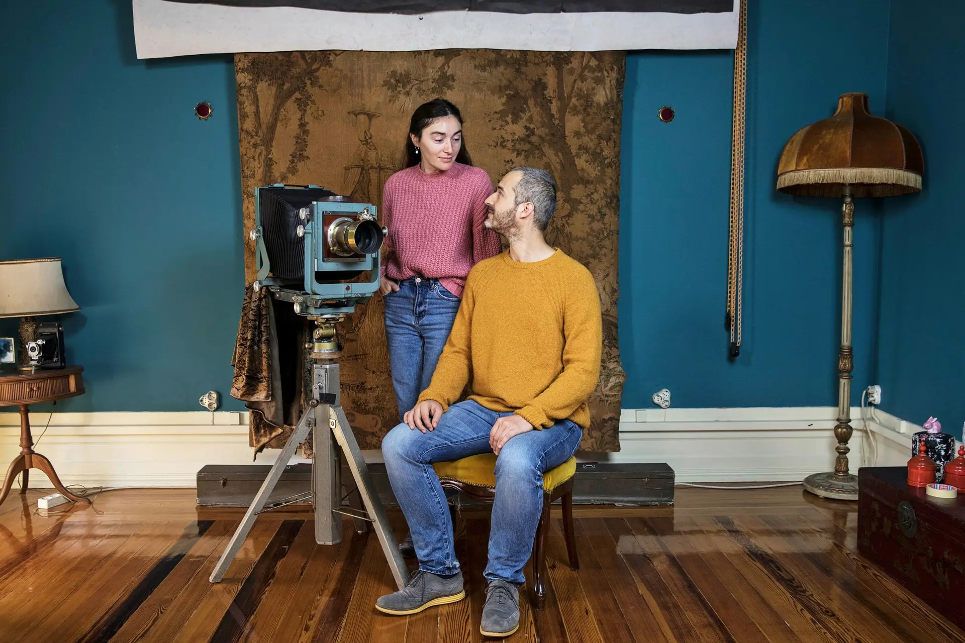 O conceito dos mentores do Silver Box é fruto de uma curiosidade antiga pela fotografia com processos “mais esquisitos e alternativos”. Quiseram “trazer de volta a solenidade de ir ao fotógrafo, como faziam os nossos bisavós”  