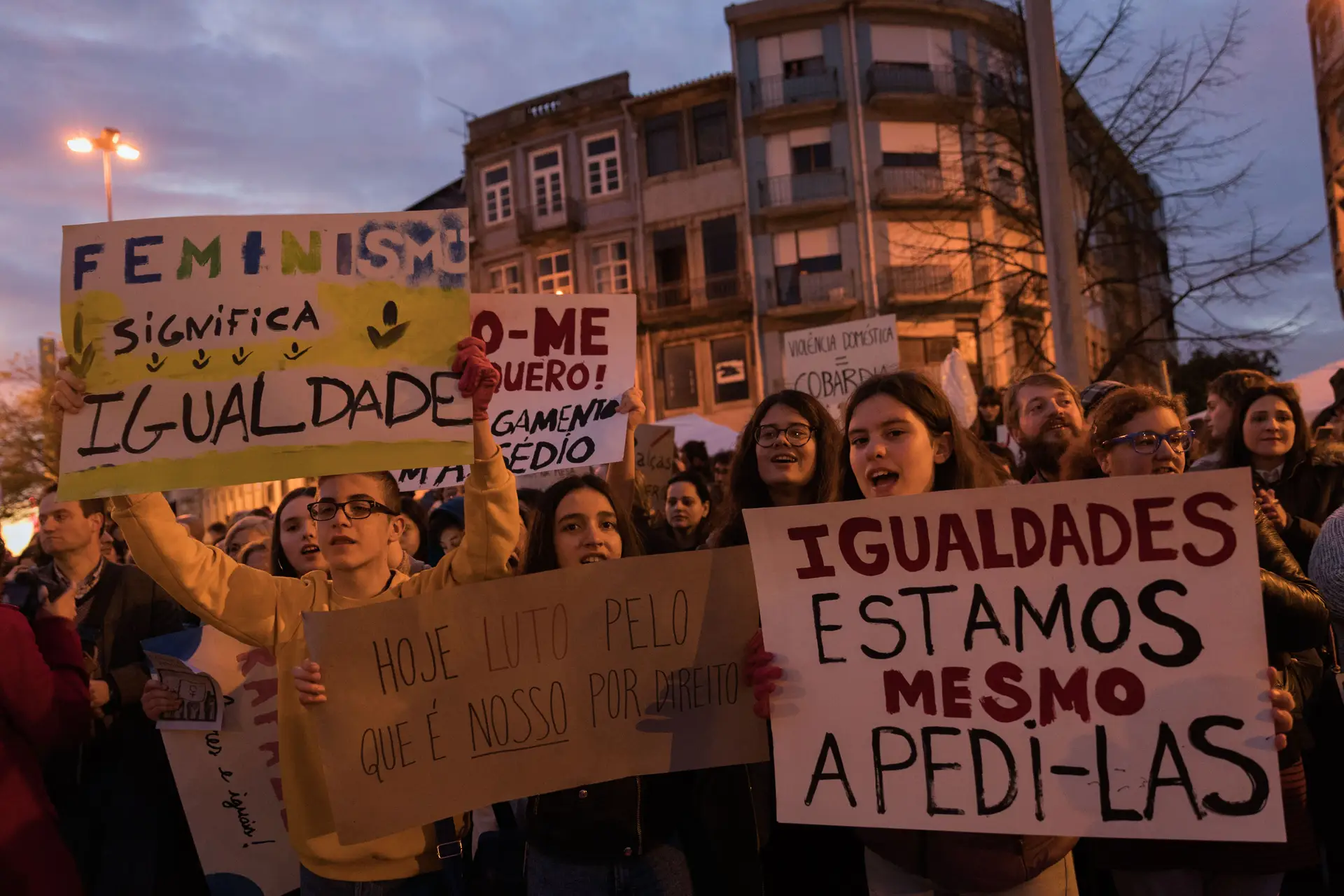 Manifestantes protestam durante a manifestação 'Processa-me - Mulheres em greve contra a violência' e contra o juiz Neto de Moura, no Porto, em março de 2019