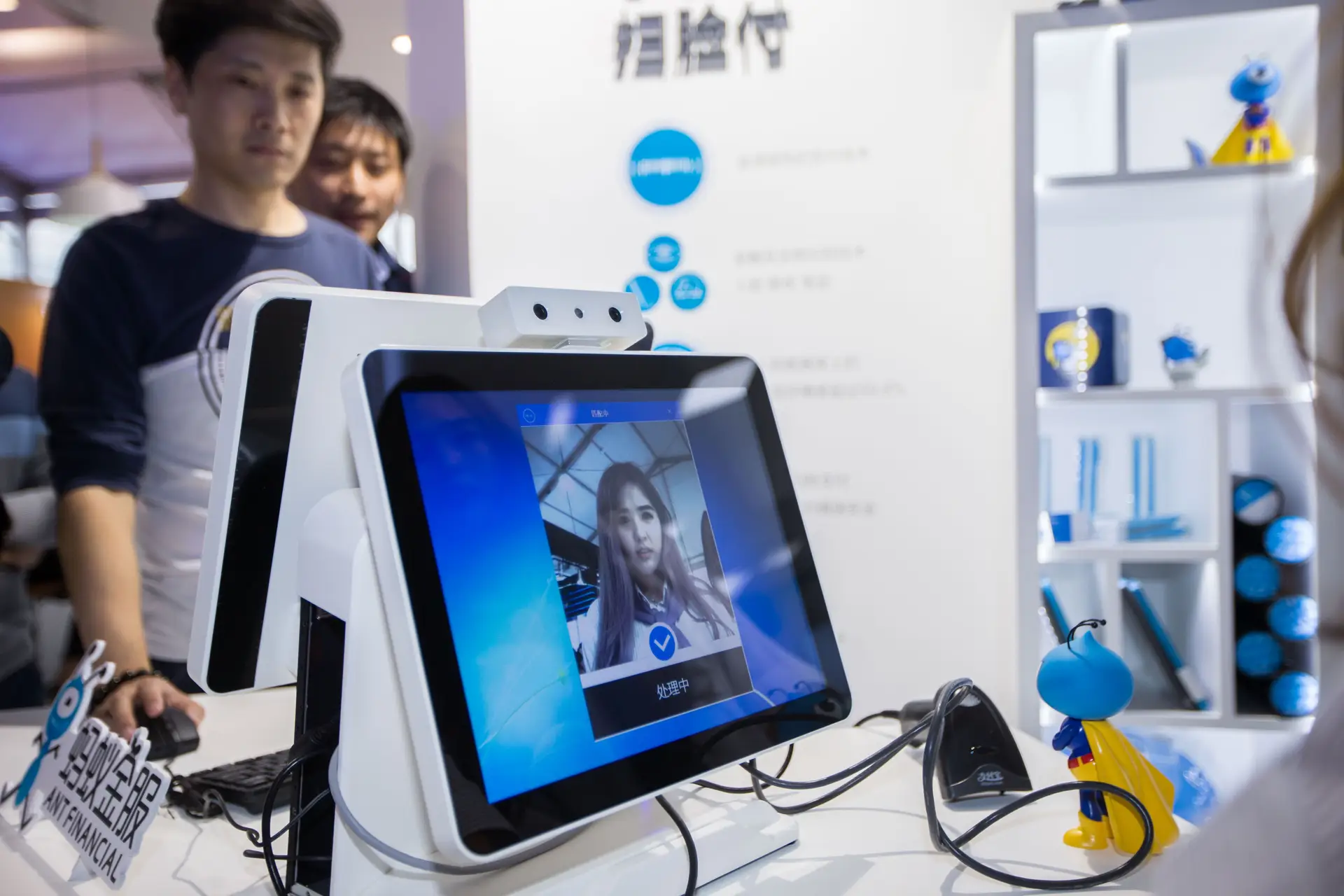 A tecnologia de reconhecimento facial, na foto a ser usada numa conferência sobre computação, na cidade chinesa de Hangzhou, é uma das “armas” ao serviço do Sistema de Crédito Social chinês