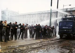 Em 1989, a manifestação das polícias no Terreiro do Paço acabou em confronto </span><span class="creditofoto">Foto Rui Ochôa</span>