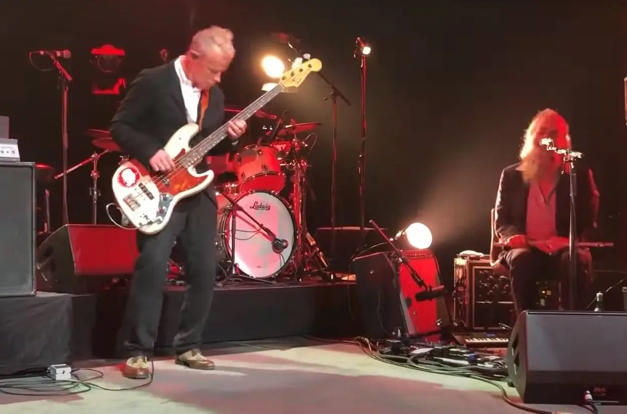 Flea dos Red Hot Chili Peppers junta-se a Nick Cave em concerto. Veja o vídeo