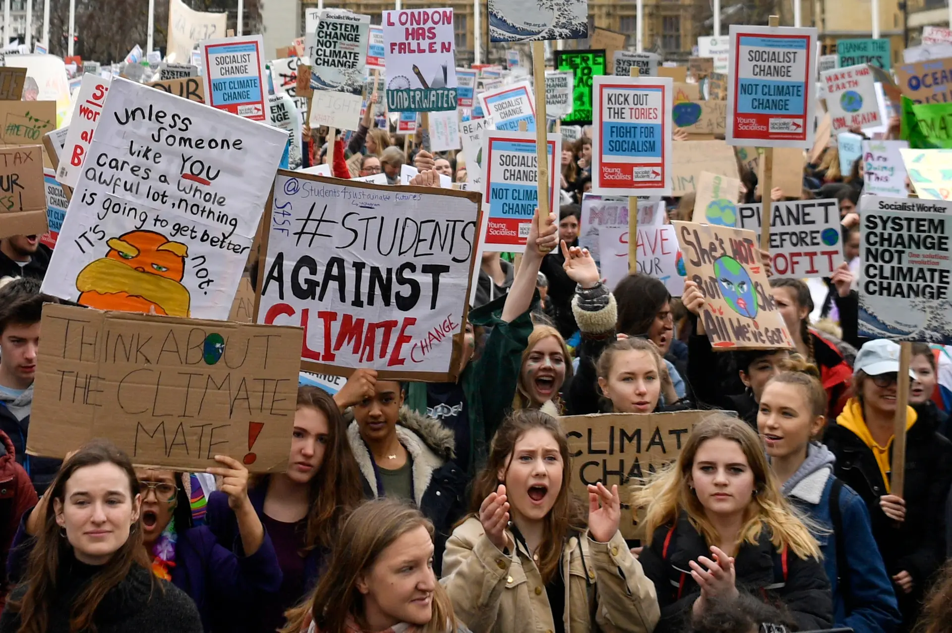 “Os dinossauros também pensavam que tinham tempo”: da Austrália ao Canadá, centenas de milhares de jovens fazem greve pelo clima
