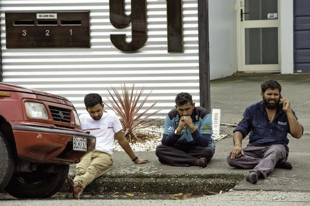 Crrentes à porta da Mesquita Al Noor, em Cristchurch, depois do ataque terrorista de 15 Março