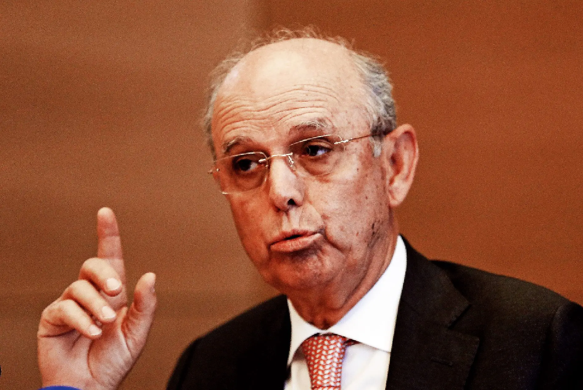 Supervisor pressiona saída, mas Tomás Correia garante que é ele quem marca a agenda