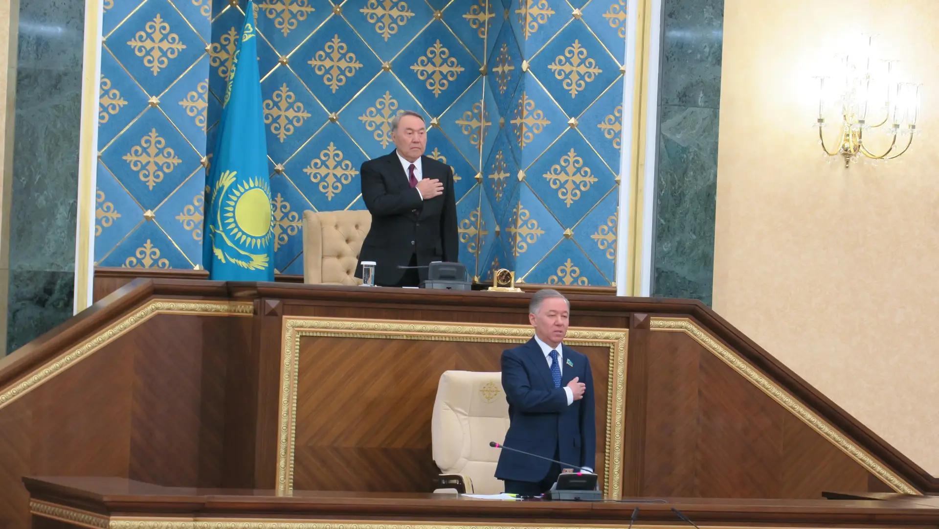 Nursultan Nazarbayev (em cima) passa o testemunho a Kassym-Jomart Tokayev