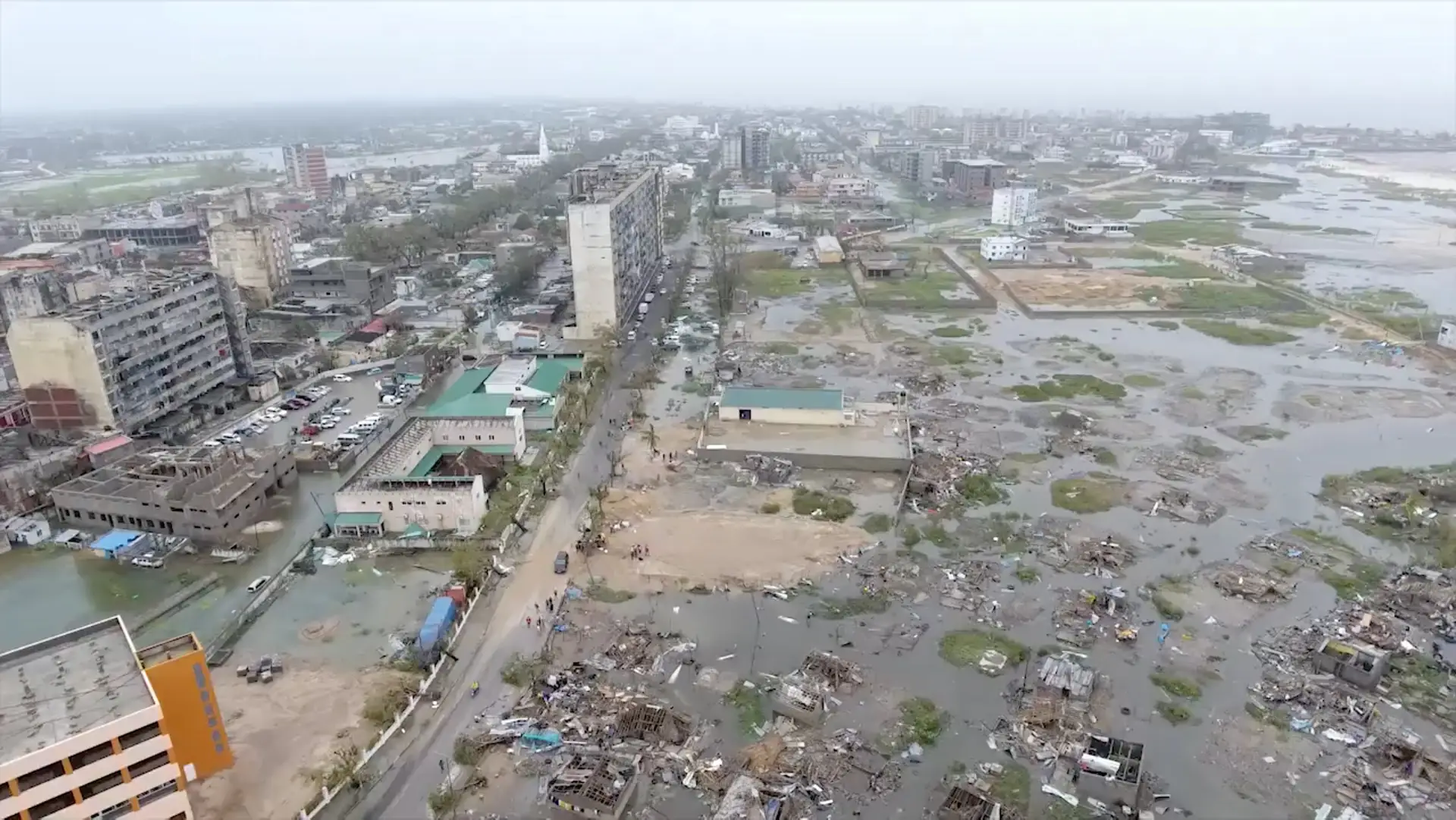 Gente sem comer há dias, tetos a cair, telefonemas desesperados, medo de doenças: Moçambique sofre