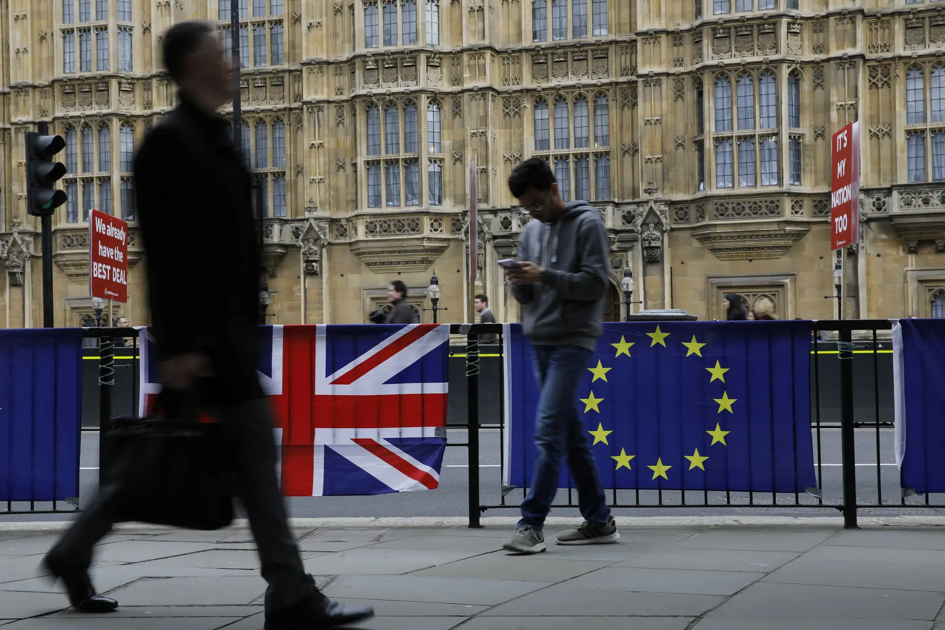Parlamento britânico começa a debater e votar alternativas ao acordo de May para o Brexit
