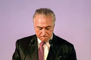 A polícia federal rodeou esta quinta-feira de manhã o carro de Michel Temer nas ruas de São Paulo minutos após ter saído de casa e deu ordem de prisão ao ex-presidente do Brasil. Um pouco antes, Temer tinha estranhado porque havia “tantos jornalistas” à porta de casa e ligou a um assessor, que o informou do que estava prestes a acontecer