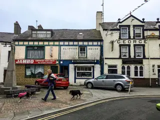 Holyhead fica na ponta noroeste do País de Gales, uma das quatro nações do Reino Unido e aquela que, com a Inglaterra, deu a vitória ao ‘Brexit’ em 2016, apesar de ter beneficiado dos fundos da UE