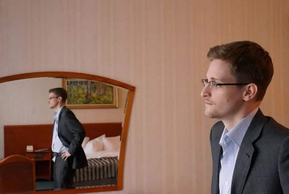 Edward Snowden pede asilo ao Presidente francês