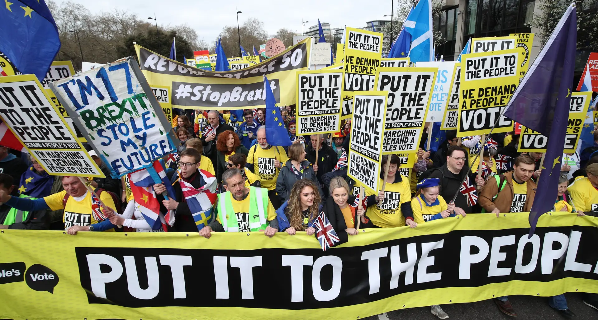 Centenas de milhares de pessoas protestam contra o Brexit