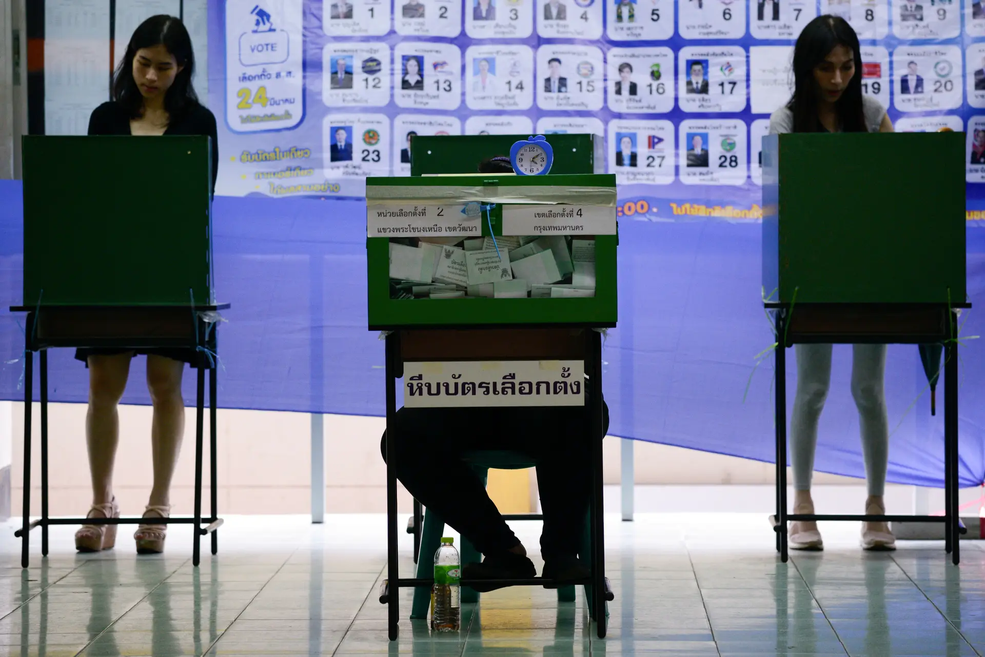 Ex-PM da Tailândia denunciou fraude nas eleições parlamentares
