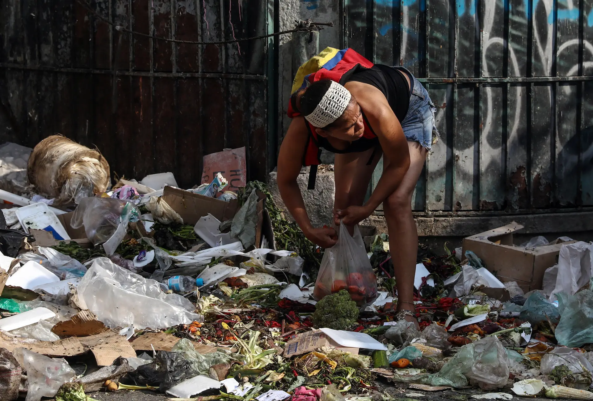 Venezuela: “Coloco o lixo na rua e em 20 minutos alguém passa e come esse lixo”