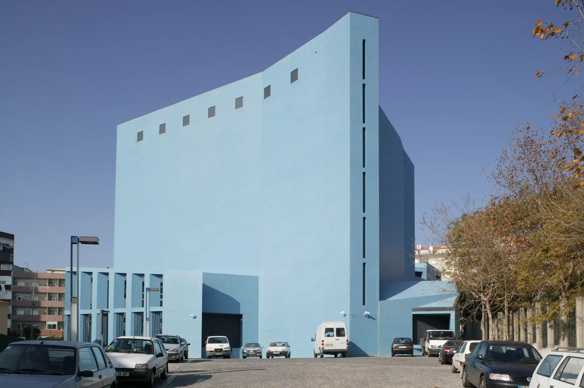 O Teatro Municipal Joaquim Benite, também designado por Teatro Azul, é uma das obras mais marcantes com o traço de Graça Dias
