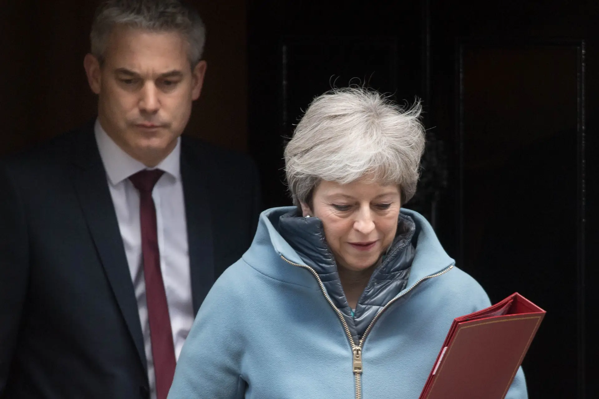 Nova derrota para Theresa May. Parlamento passa a liderar o processo do Brexit