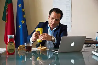 DURANTE A ENTREVISTA AO EXPRESSO JOÃO VASCONCELOS TEVE DE ARRANJAR TEMPO PARA ALMOÇAR UMA BIFANA RÁPIDA MAS AINDA CONSEGUIU USAR AS LUVAS DE BOXE QUE TEM NO SEU GABINETE