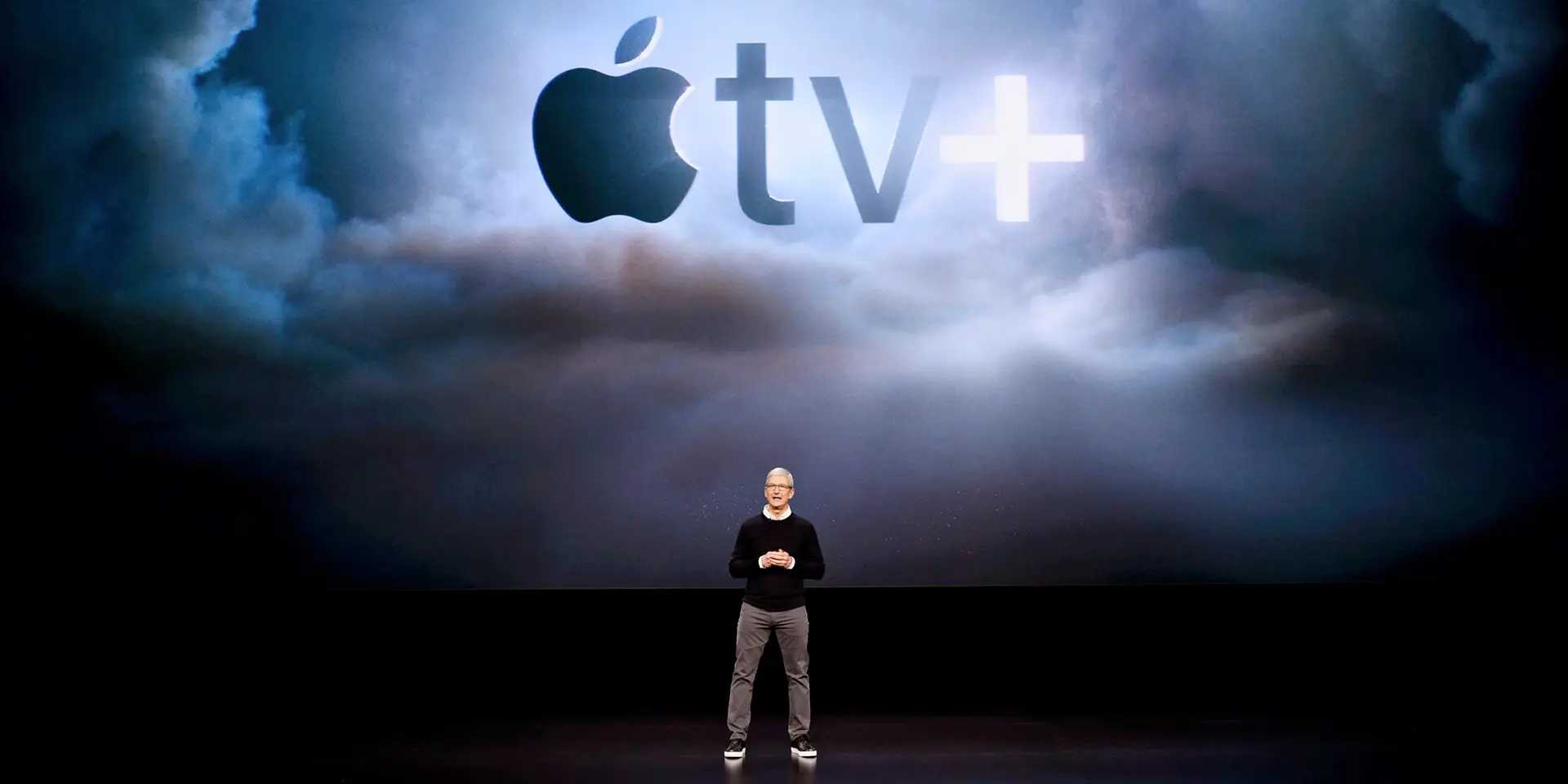 Tim Cook, CEO da Apple no palco do evento “It’s Showtime”