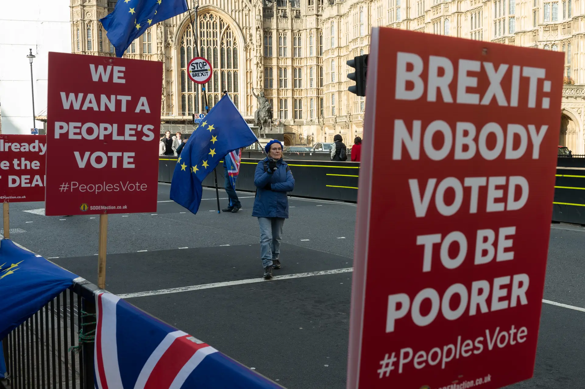 Deputados britânicos votam esta segunda-feira alternativas a Brexit sem acordo