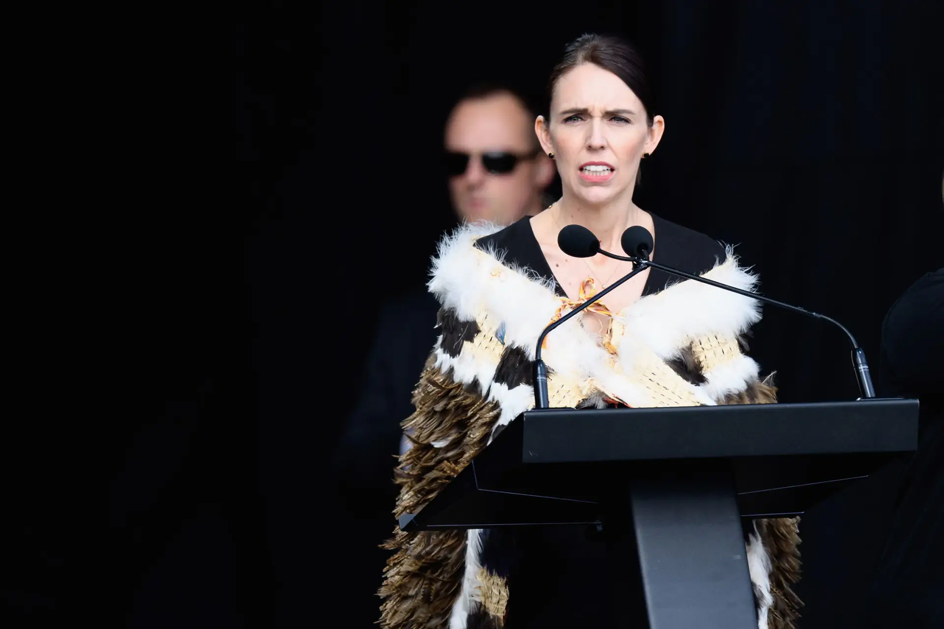A primeira-ministra neozelandesa Jacinta Ardern, vestida com a capa maori