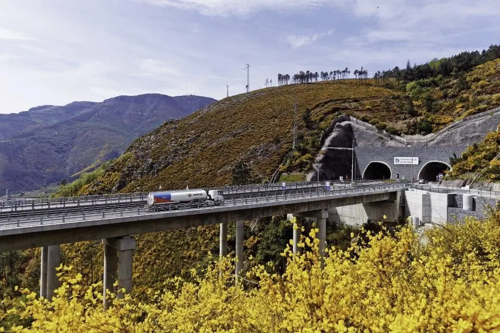 Inaugurado em 2016,  o túnel do Marão  é o terceiro maior da Península Ibérica e encurtou a distância entre Vila Real  e o Porto para uma hora 