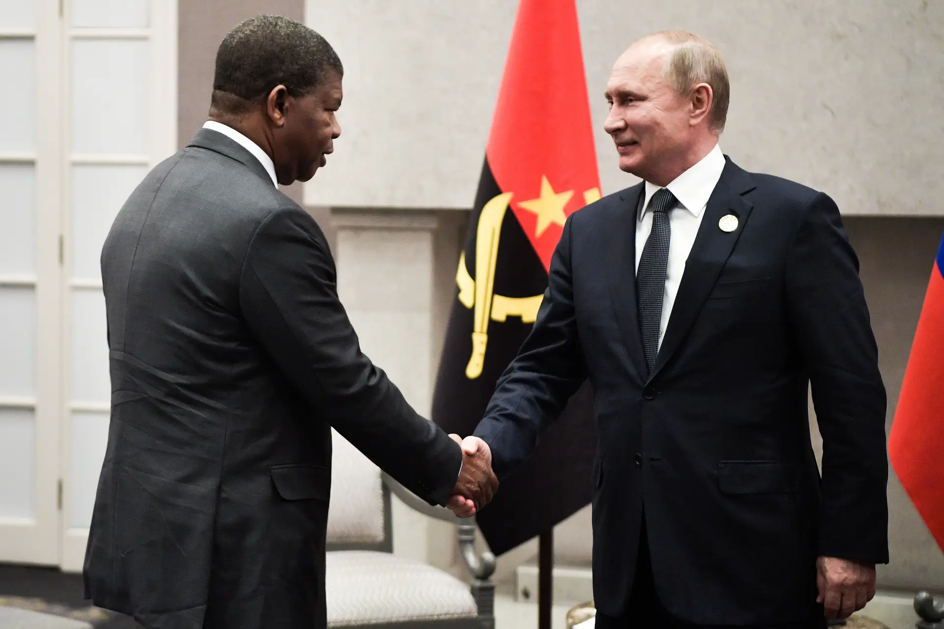 Presidente de Angola felicita Putin pelo dia nacional e espera que Rússia supere os "desafios da História"