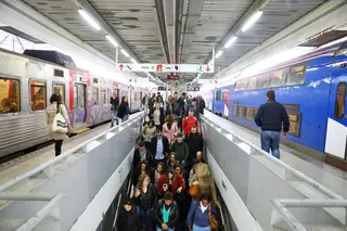 Na primeira manhã com transportes mais baratos, ainda há quem ache que os novos preços são mentira