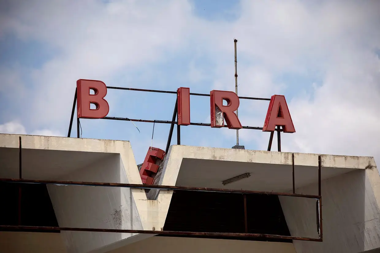 Letreiro do aeroporto da Beira, pós Idai