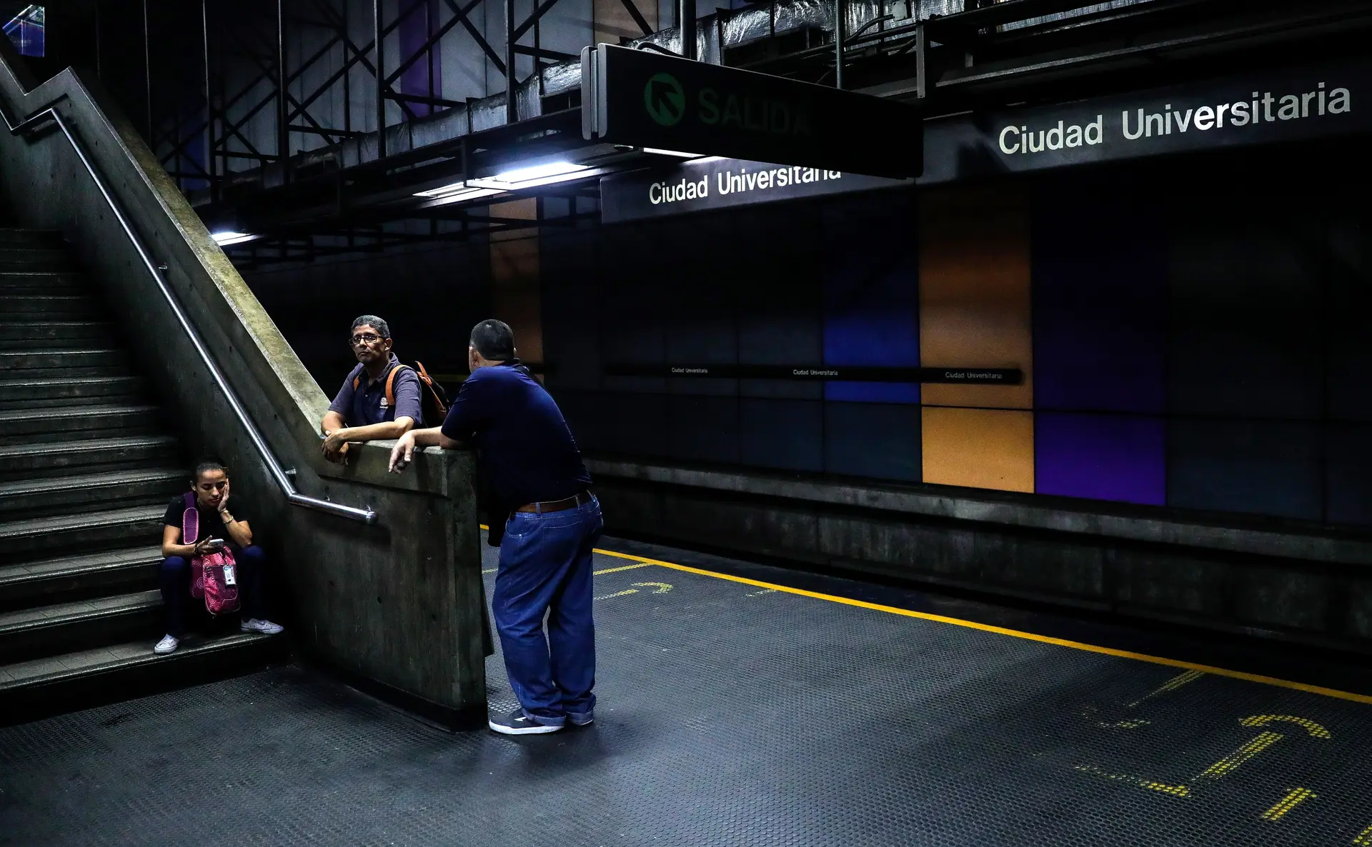 Sem eletricidade, sem água, sem transportes e sem alimentos, venezuelanos protestam nas ruas