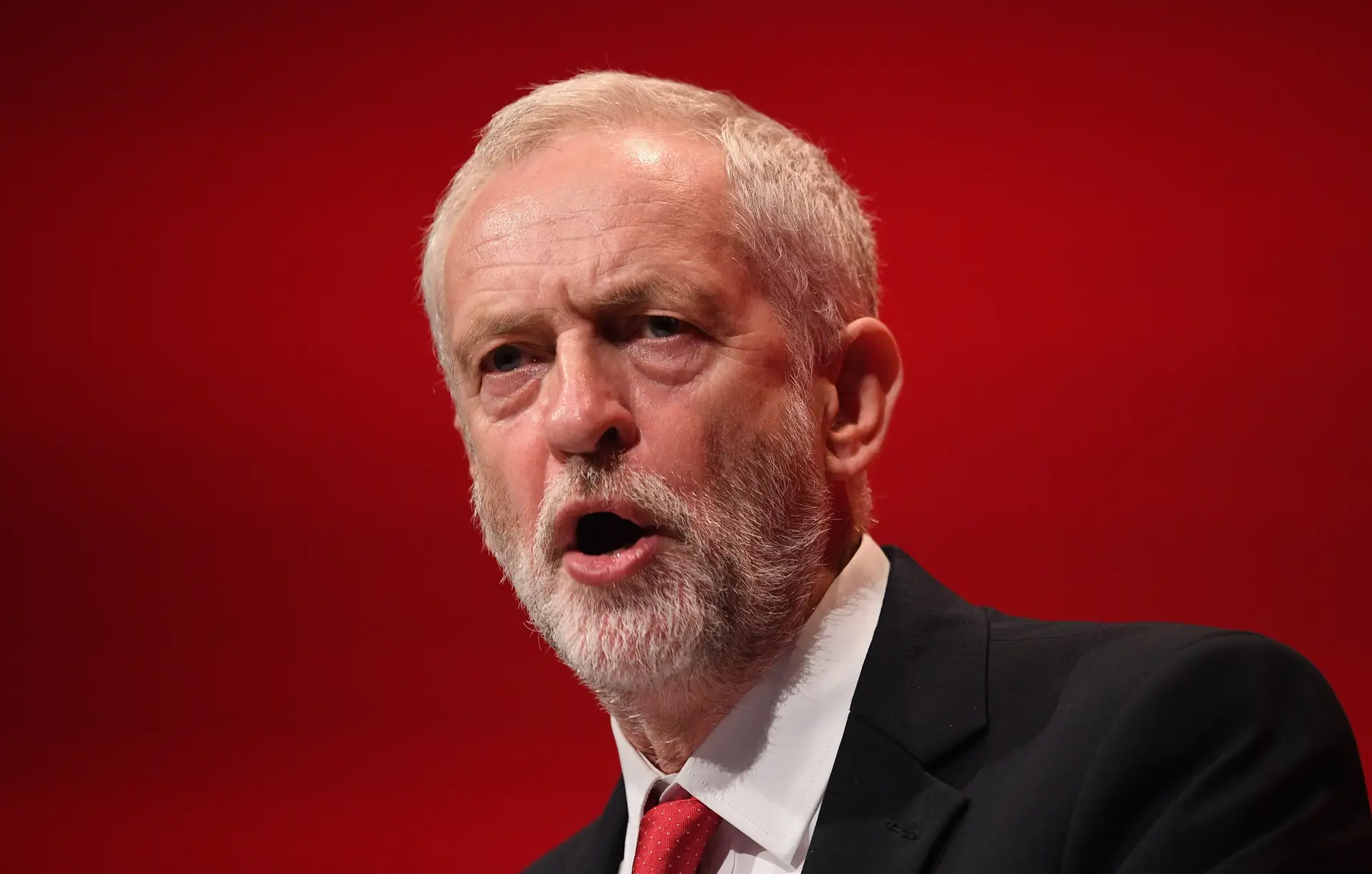Jeremy Corbyn promete fazer tudo para travar Brexit sem acordo