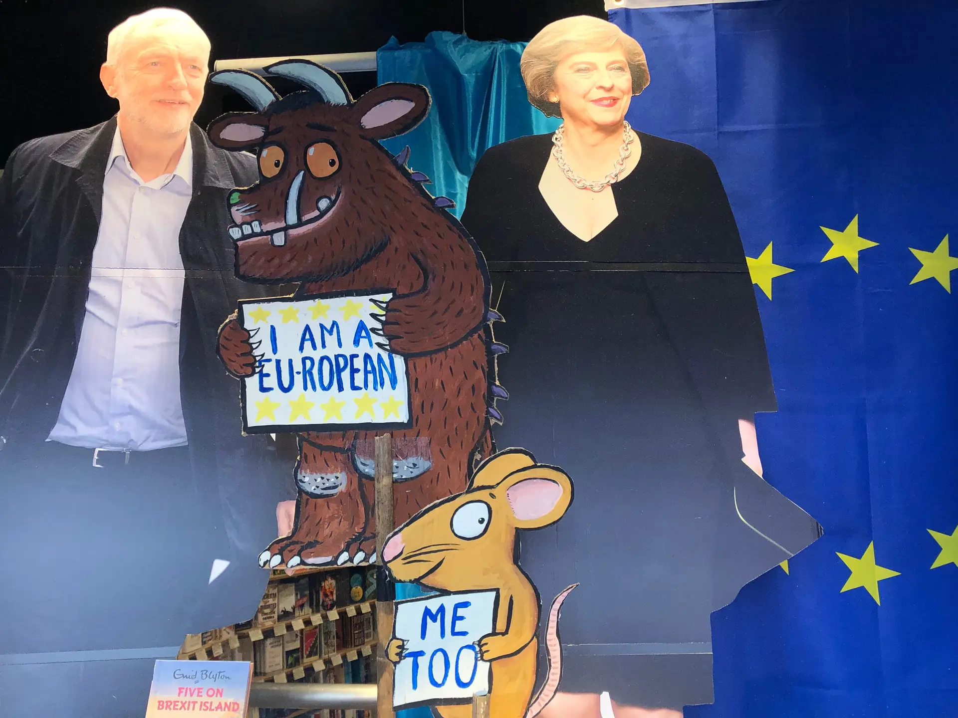 Esta banca de uma livraria londrina reúne livros sobre o Brexit, sob a égide dos líderes conservadora e trabalhista