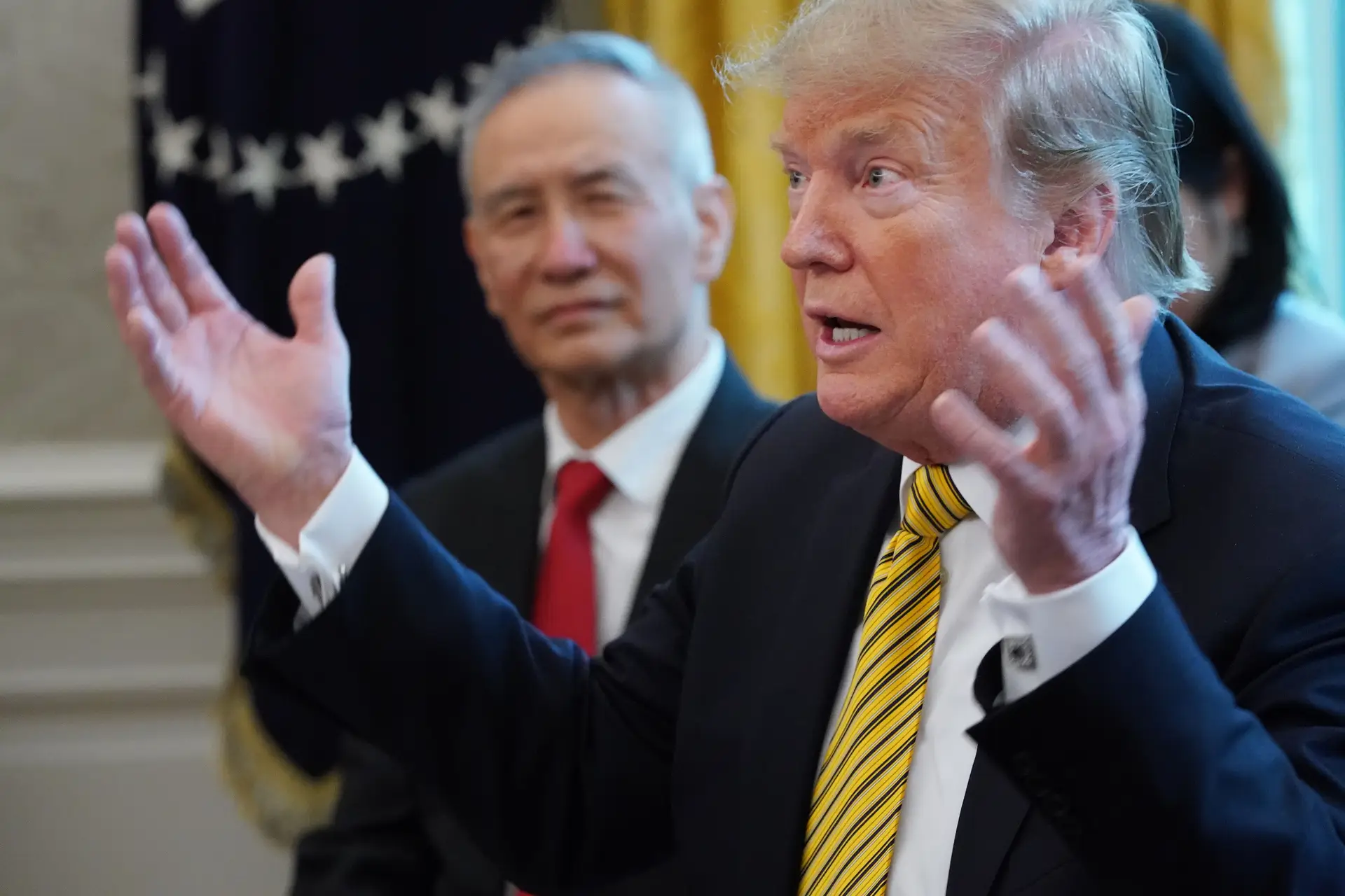 O vice-presidente chinês, Liu He, ao lado de Donald Trump