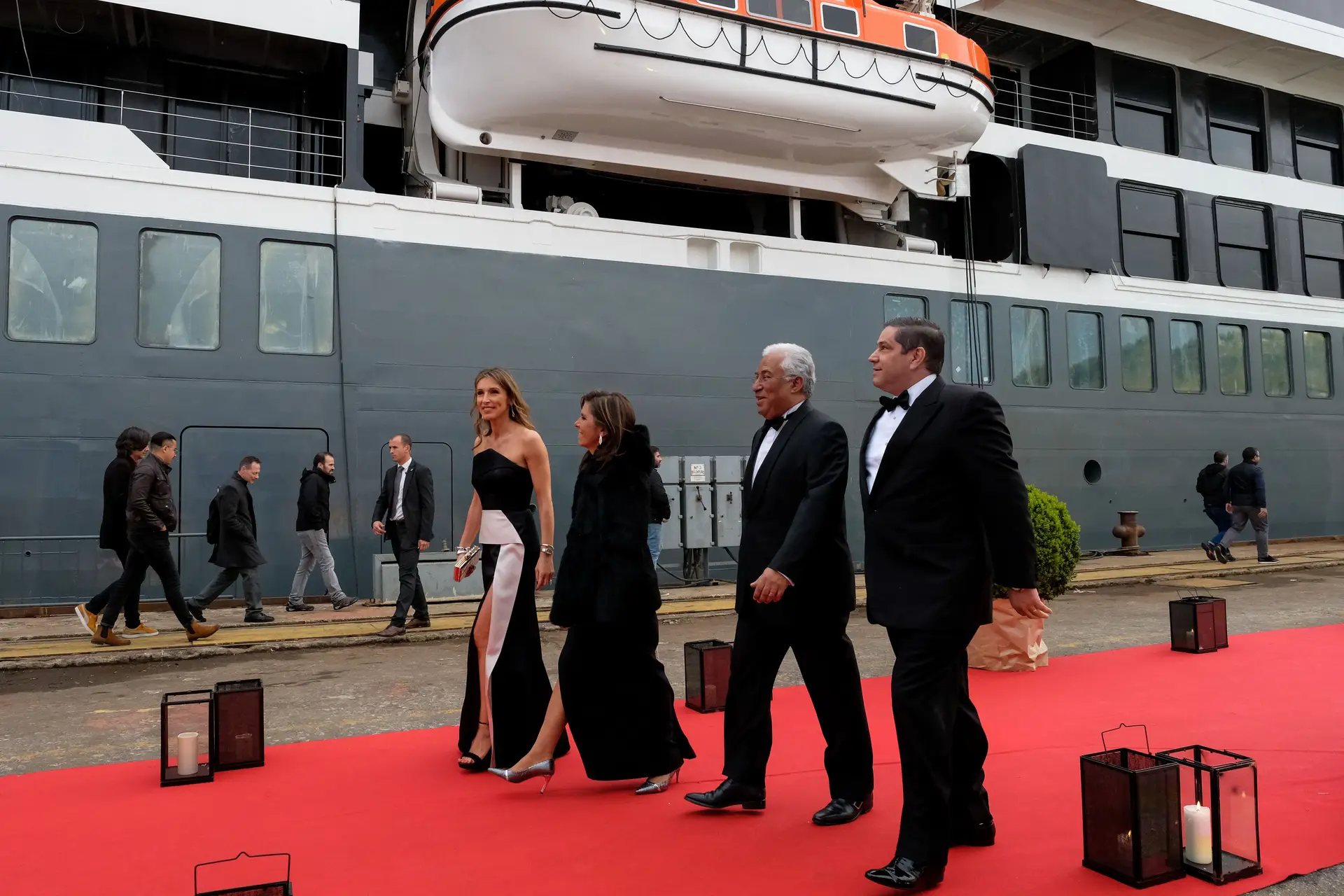 O primeiro-ministro António Costa e o empresário Mário Ferreira, acompanhados pelas respetivas mulheres, à chegada para a cerimónia de inauguração do navio cruzeiro "MS World Explorer", nos Estaleiros West Sea de Viana do Castelo