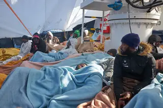 Uma vez mais, ninguém os quer: 19 imagens de 64 pessoas resgatadas e que há uma semana esperam no mar