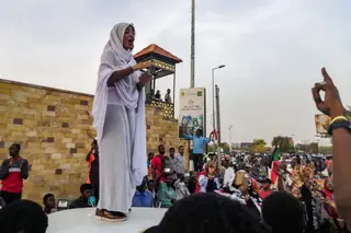 Os protestos no Sudão estão resumidos numa foto. E no centro está uma estudante de 22 anos