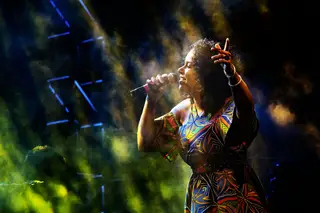 São “Kriolos” e cantam na Praia