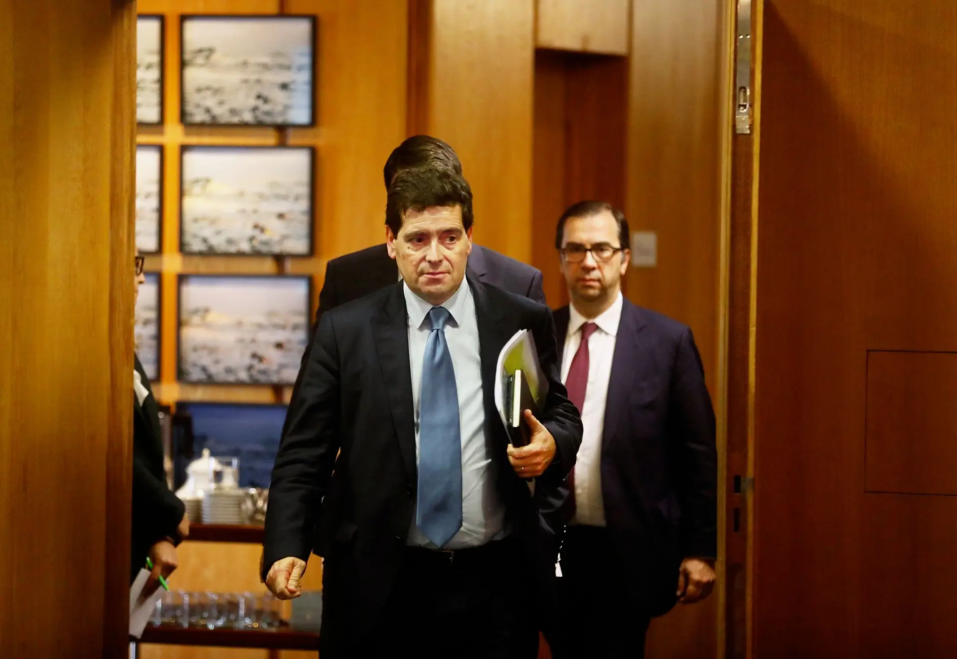 Vítor Fernandes, atrás de António Ramalho, quando era administrador executivo do Novo Banco. Saiu em novembro de 2020.