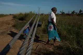 Há cabos caídos na estrada para Búzi. Tão cedo não haverá luz por ali