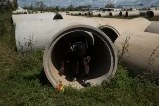 João, 37 anos, biscateiro, vive à beira de um estaleiro. Escondeu-se aqui para que o furacão não o levasse