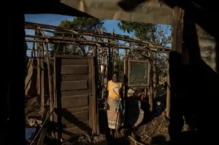 Joaquina, 49 anos, no que resta da sua casa, onde vivia com os quatro filhos. No Búzi