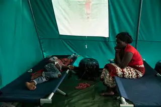 Manuel Fernando, 8 anos, chegou ao hospital da AMI desidratado e com sintomas de cólera. A irmã não tira os olhos dele