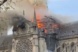 Os vídeos e as fotos do incêndio de que todo o mundo fala: o fogo na Catedral de Notre-Dame de Paris