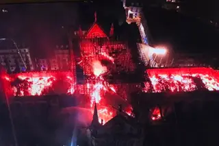 Parece uma cruz a arder: a imagem de drone que mostra Notre-Dame ferida
