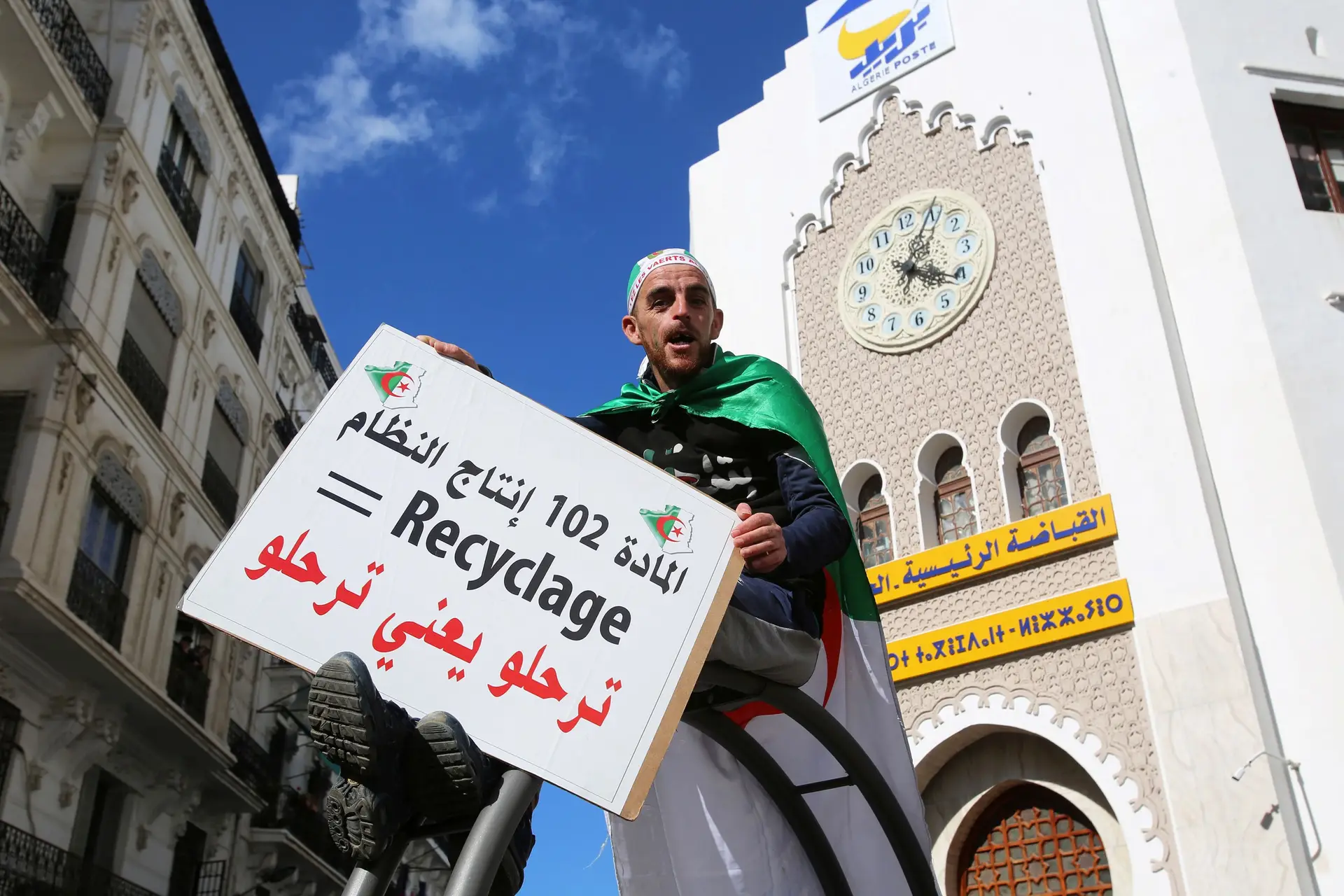 No centro de Argel, este homem pede a “reciclagem” dos governantes do seu país