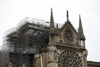 Incêndio na catedral Notre-Dame “extinto na sua totalidade”
