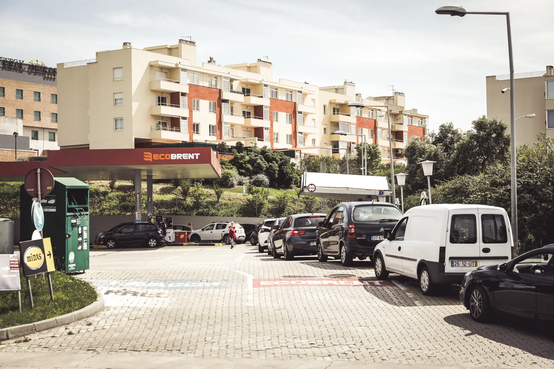 As filas numa bomba de combustíveis, esta terça-feira, em Oeiras