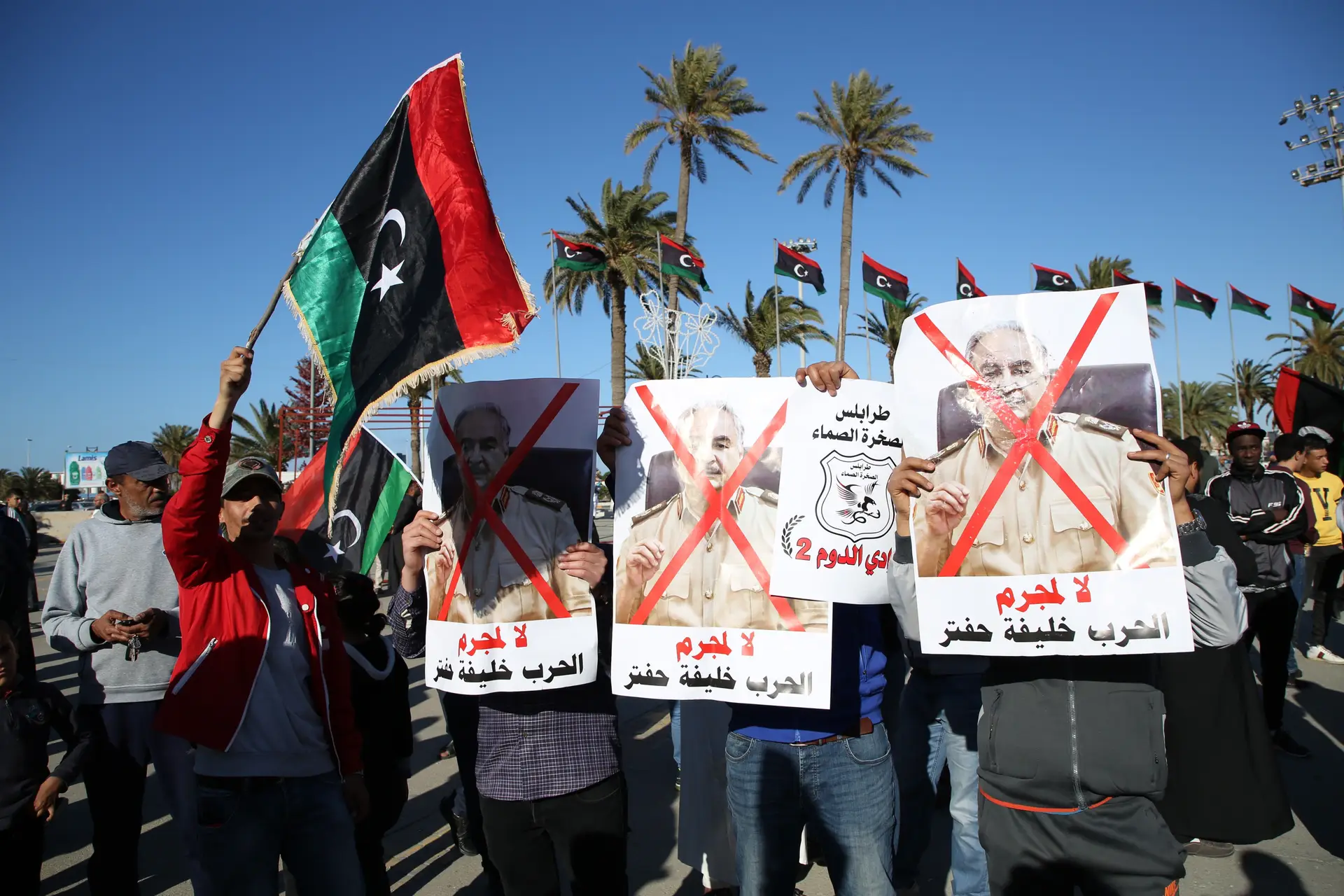 Na mira dos protestos em Trípoli está o general Khalifa Haftar que lidera uma ofensiva militar sobre a capital, desde o leste do país
