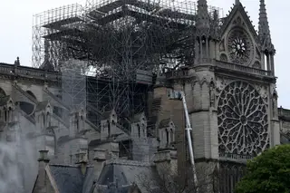 Incêndio controlado na Notre-Dame. Questão fundamental é saber “como vai resistir a estrutura”
