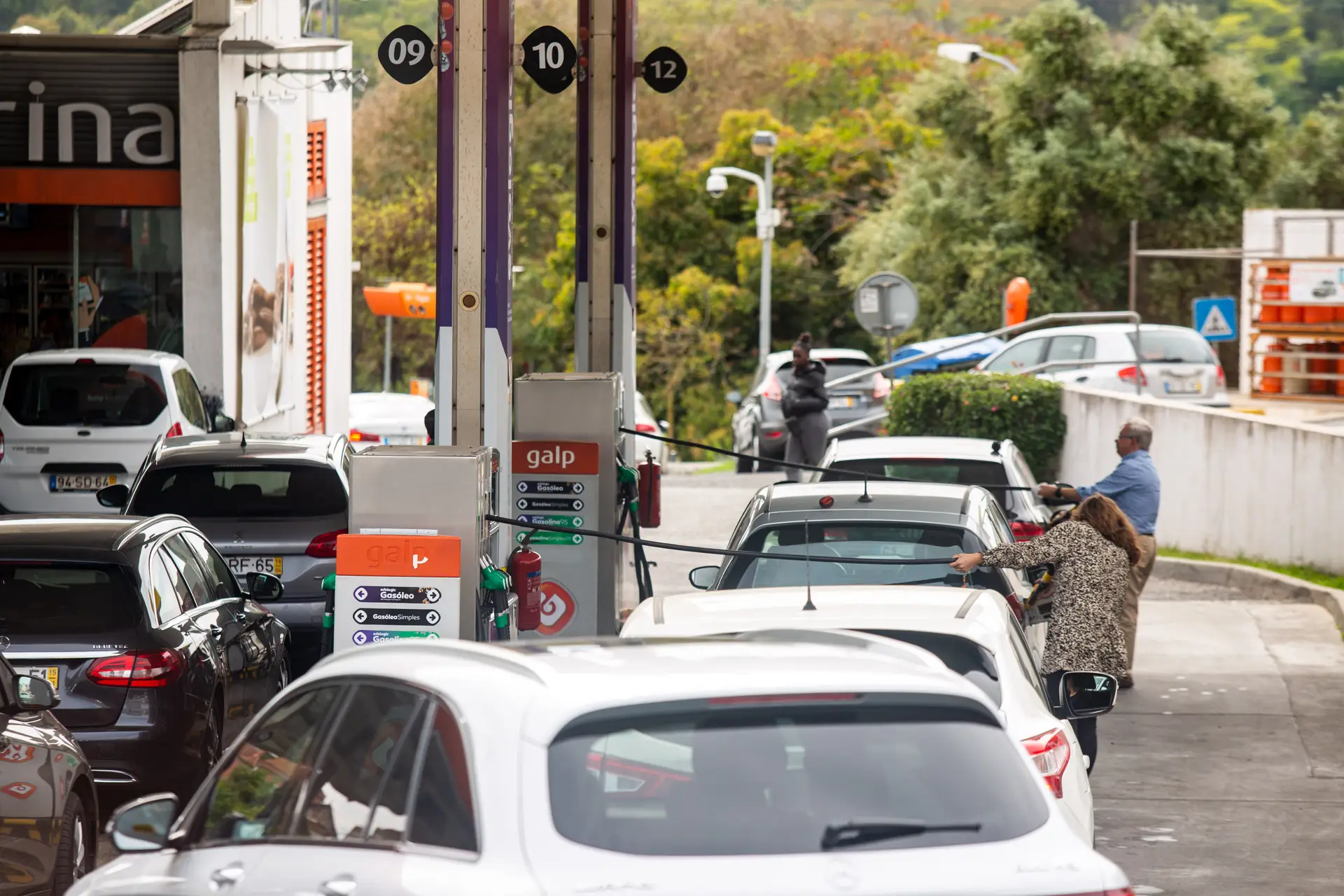 O Governo reconheceu esta terça-feira uma a necessidade de requisição civil no caso da greve dos motoristas de matérias perigosas, que começou na segunda-feiraSegundo um comunicado da presidência do Conselho de Ministros, "a greve em curso afeta o abastecimento de combustíveis aos aeroportos, bombeiros e portos, bem como o abastecimento de combustíveis às empresas de transportes públicos e aos postos de abastecimento da Grande Lisboa e do Grande Porto".